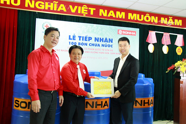 Hội Chữ Thập Đỏ thành phố Hà Nội tiếp nhận 100 bồn nước nhựa của tập đoàn Sơn Hà